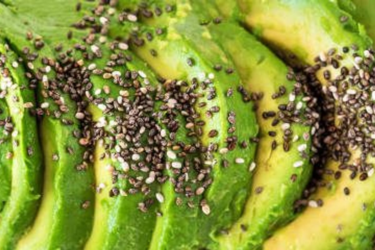 Reepjes avocado en sesamzaad, van dichtbij