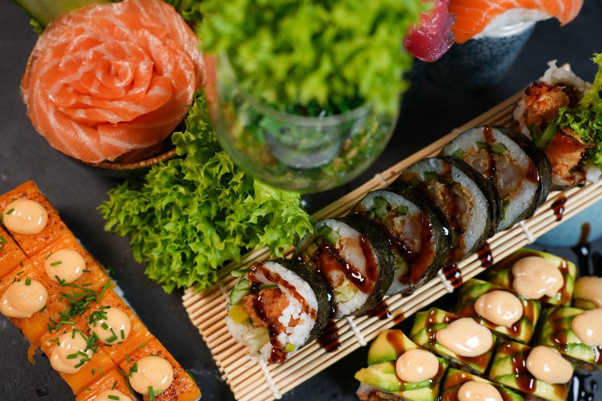Sushi in wording: de rol wordt met de hand opgemaakt