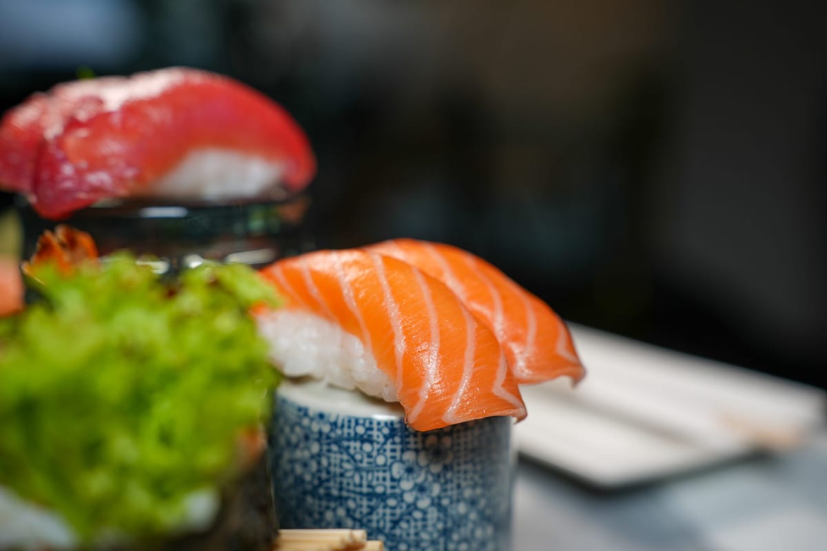 Nigiri van zalm en tonijn, op keramiek