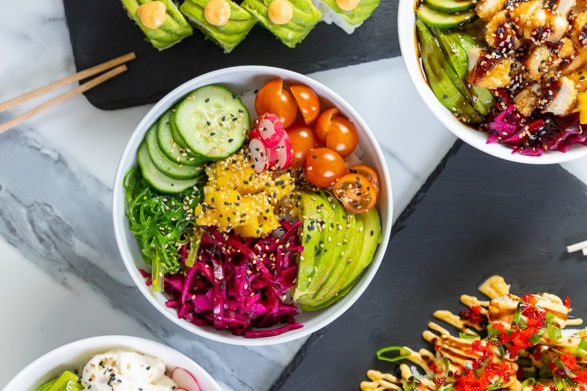 Pokébowls en california rolls, van bovenaf gezien