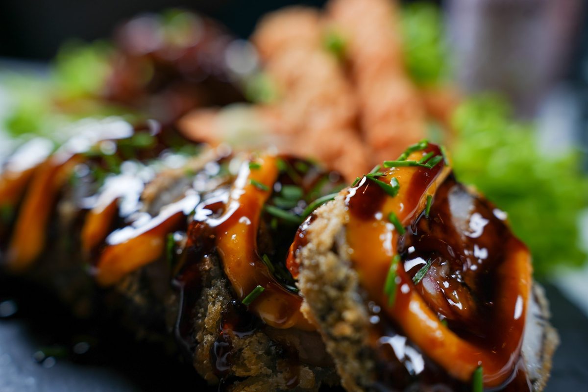 Special rolls met saus, stuk voor stuk opgemaakt