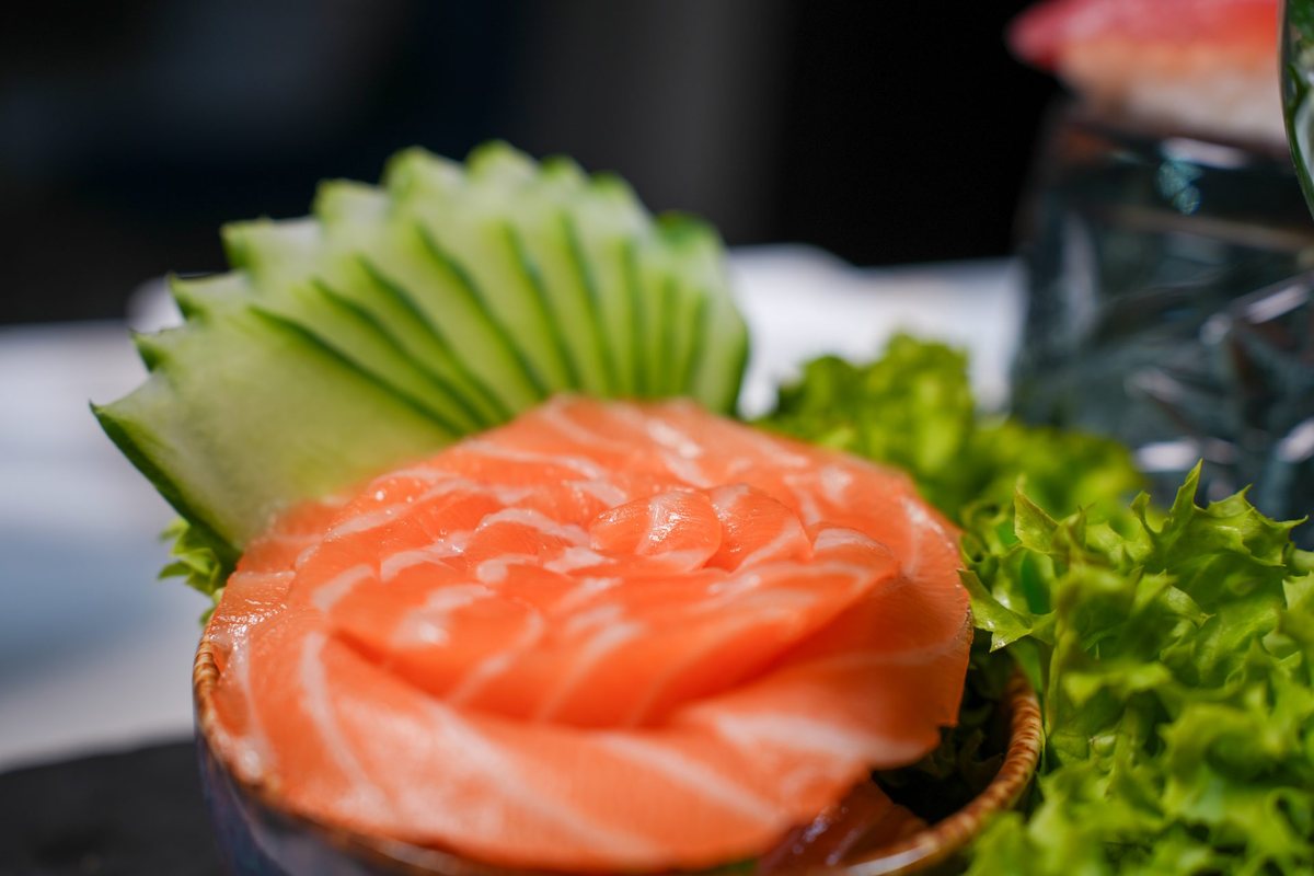 Zalmsashimi in een kom, met komkommer