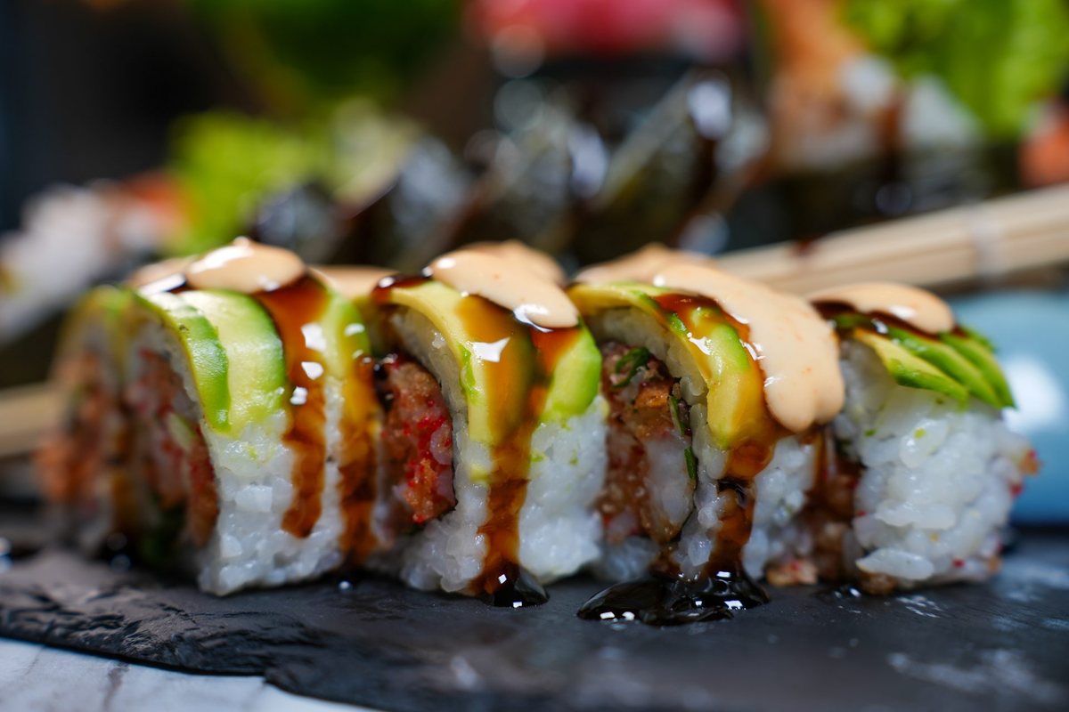 Special roll met avocado en saus op leisteen