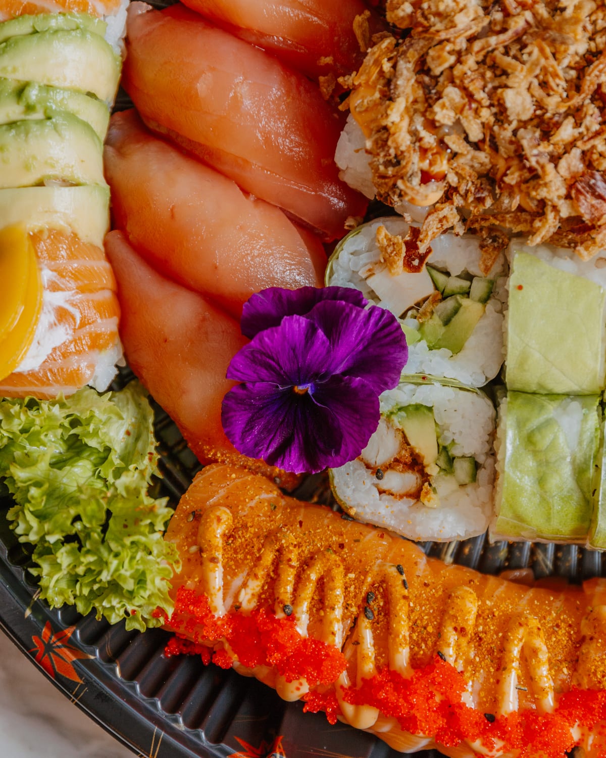 Schotel met nigiri, maki’s en california rolls van So Sushi